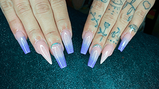 uñas color piel y violetas con incrustaciones brillosas