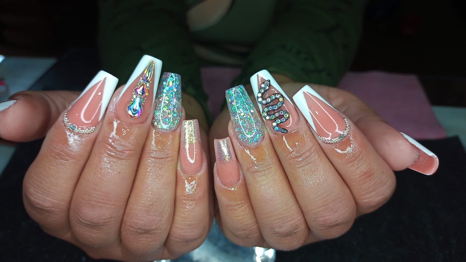 uñas color piel con motivos varios e incrustaciones brillosas
