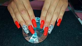 uñas de color rojo y colores cebra