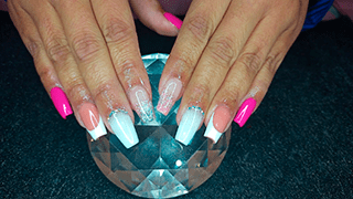uñas de color blanco,rosa y color piel con incrustaciones brillosas