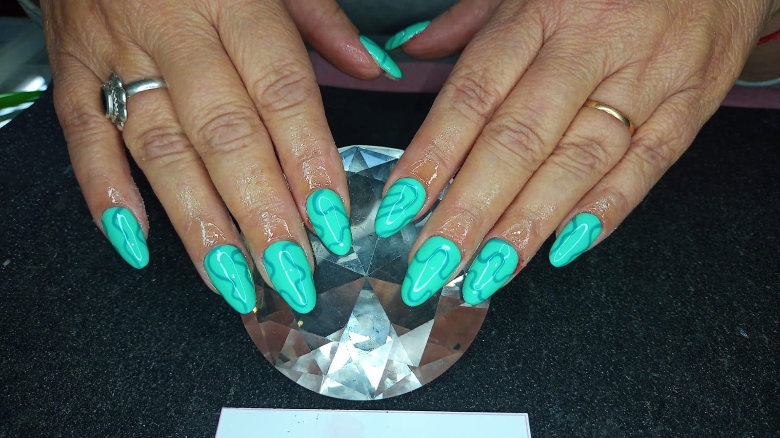 uñas color turquesa