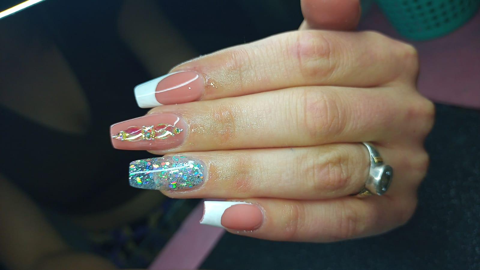 uñas color piel con motivos florales