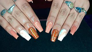 uñas de color piel, blancas e incrustaciones brillosas