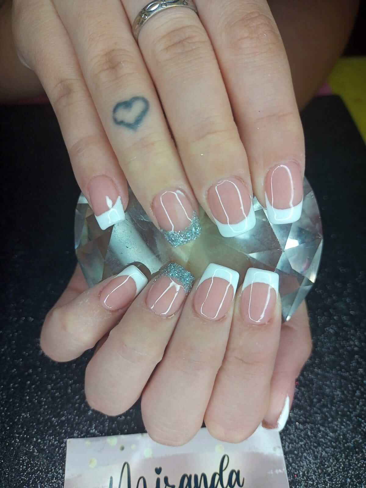 Imagen de uñas pintadas en color piel y blanco en la punta