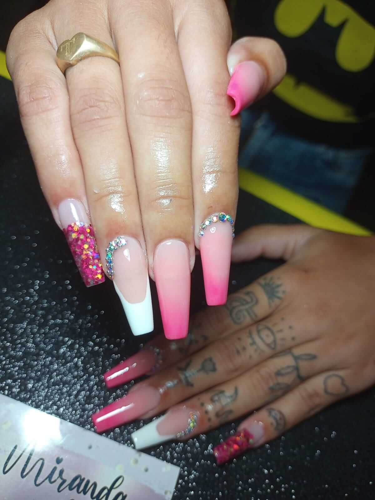 uñas de color rosa con incrustaciones brillosas