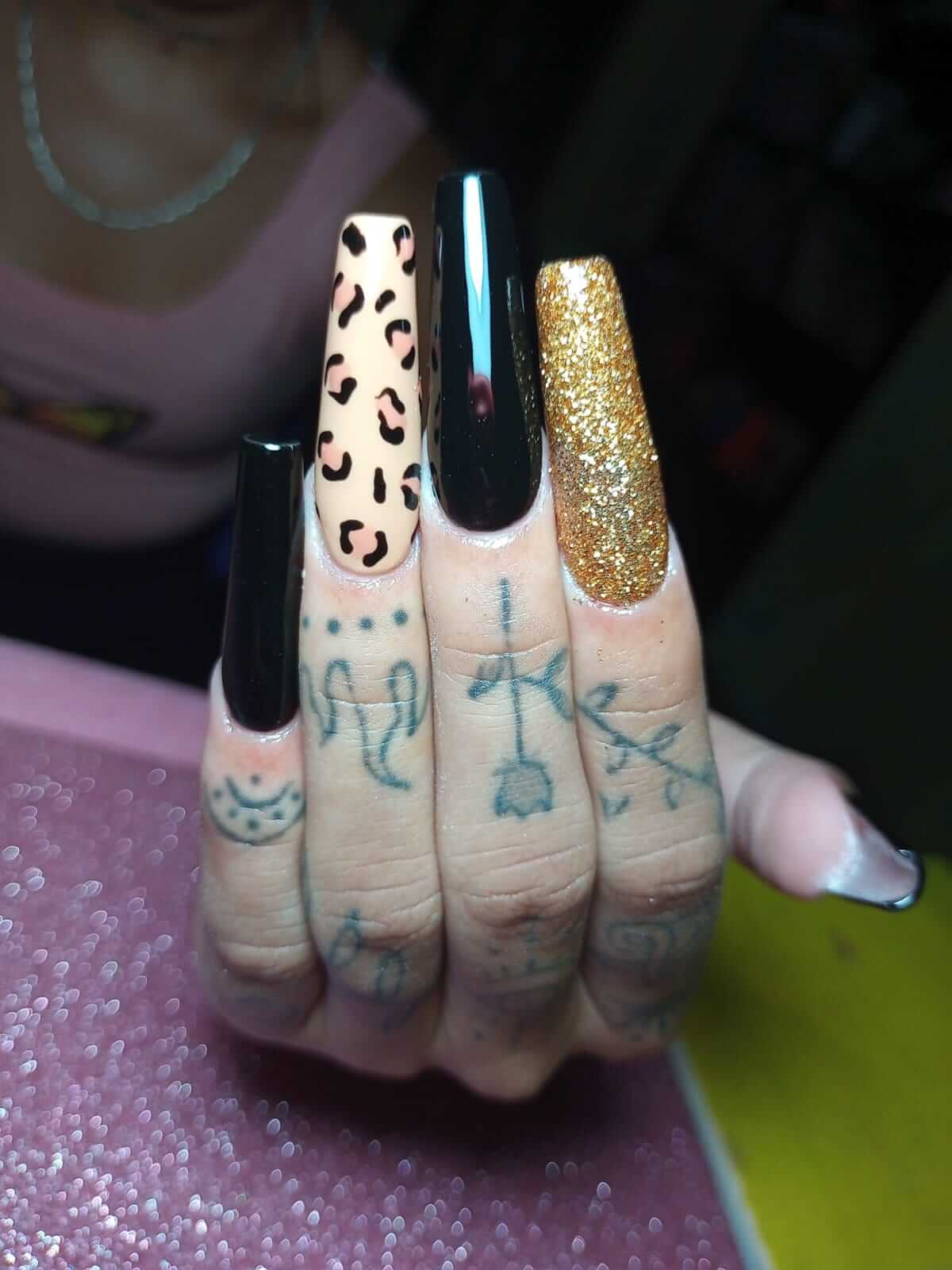 Uñas pintadas color animal print en negro y dorado