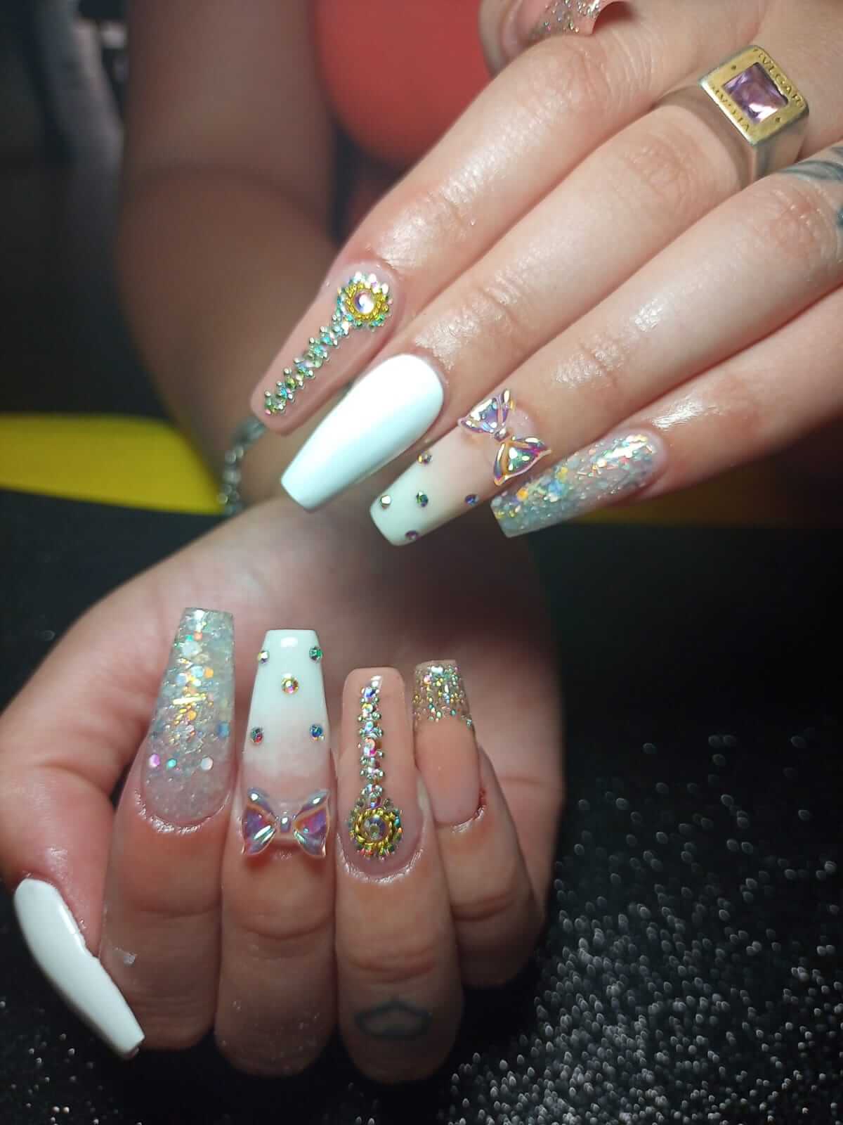 uñas con incrustaciones de piedras brillantes