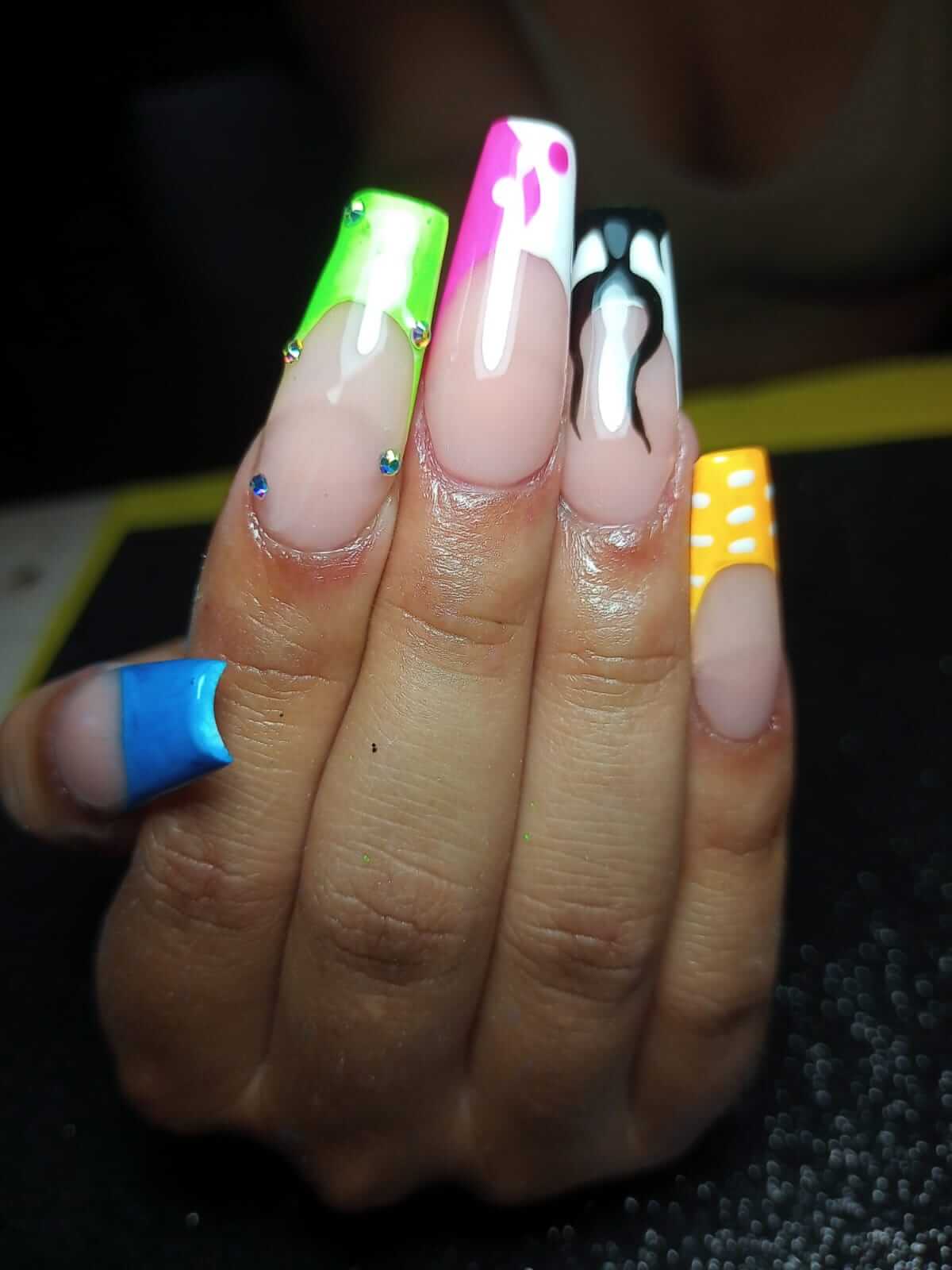 uñas de varios colores