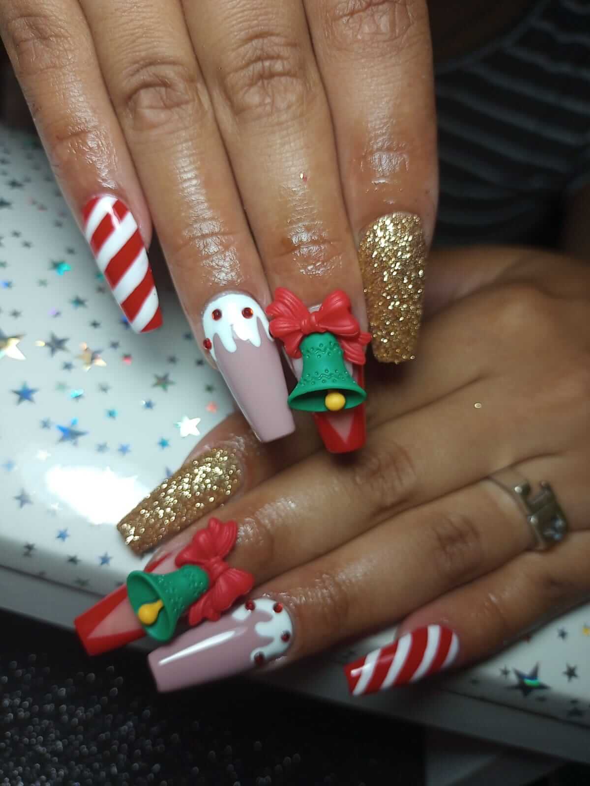 uñas pintadas con motivos de navidad